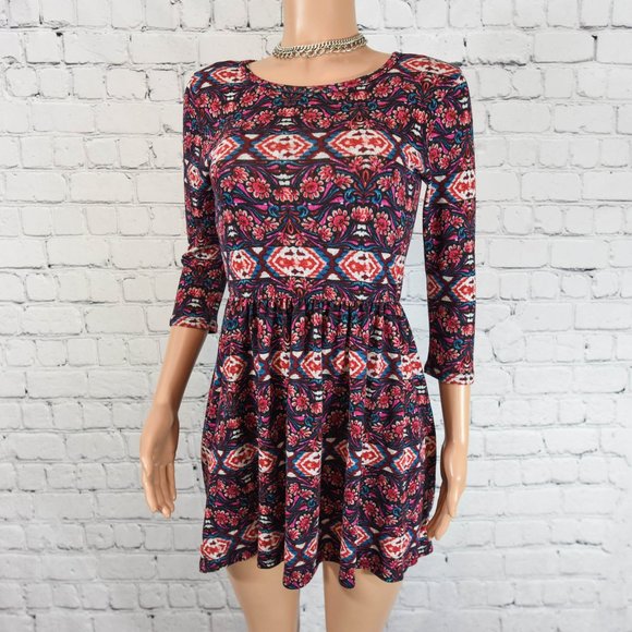 dee elle Dresses & Skirts - dee elle printed knit dress